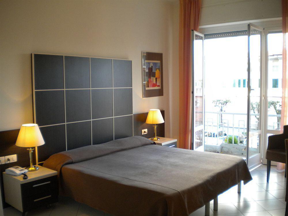 Hotel Ferrari Chiavari Exterior photo