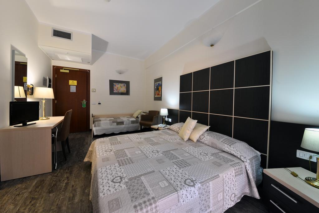 Hotel Ferrari Chiavari Exterior photo
