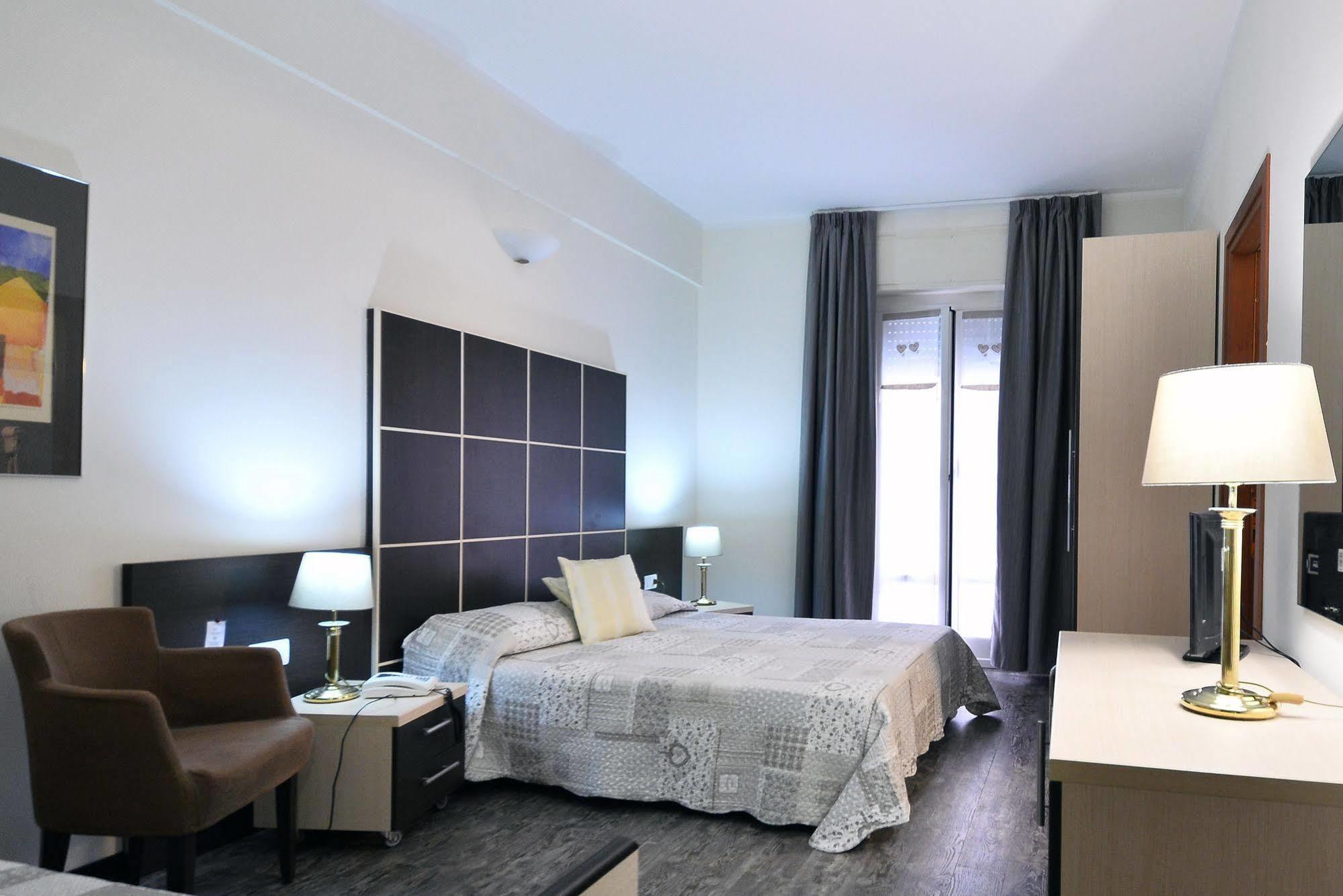 Hotel Ferrari Chiavari Exterior photo