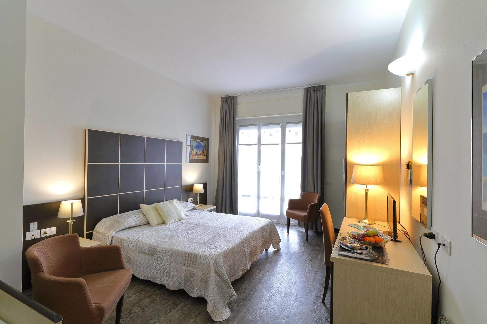 Hotel Ferrari Chiavari Exterior photo